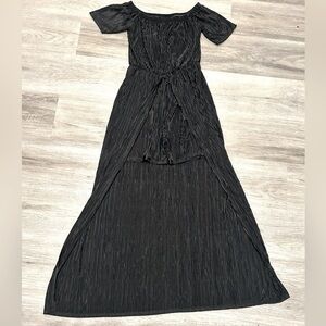 🛍️ 2/$12
Women’s black short sleeve dress with shorts. Unique style. Stretch
